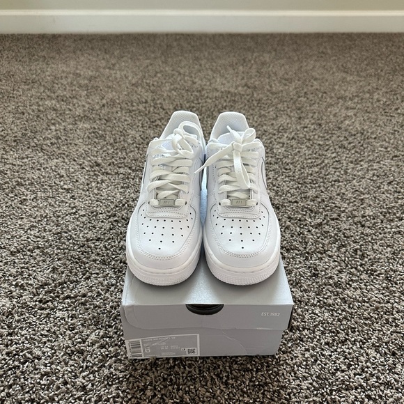 Nike Air Force 1 ‘07 in white, size 6 women’s - Picture 5 of 8